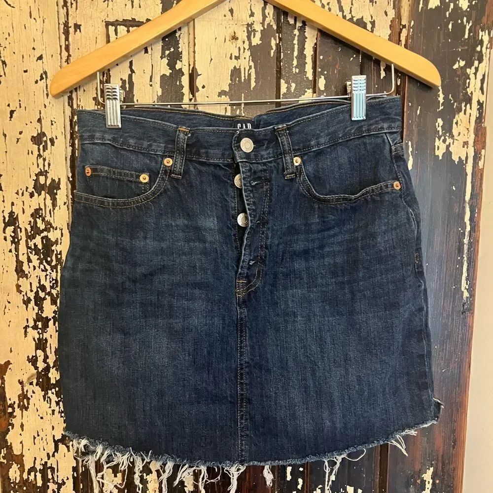 Women’s GAP Button Fly Raw Hem denim mini skirt. Size 29.